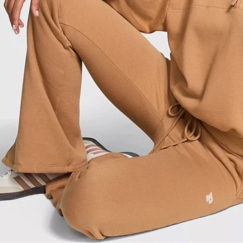 Victoria's Secret PINK Like New Ivy Fleece Split Hem Flare Sweatpants in Camel - Picture 4 of 7